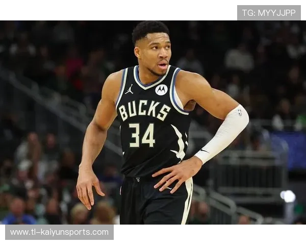 字母哥突破后对镜头竖起大拇指，意味深长